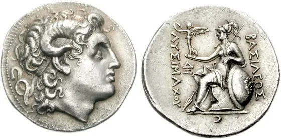 Moeda de prata com o retrato de perfil de Alexandre, o Grande, com chifres de carneiro, e, do outro lado, a deusa Atena sentada.